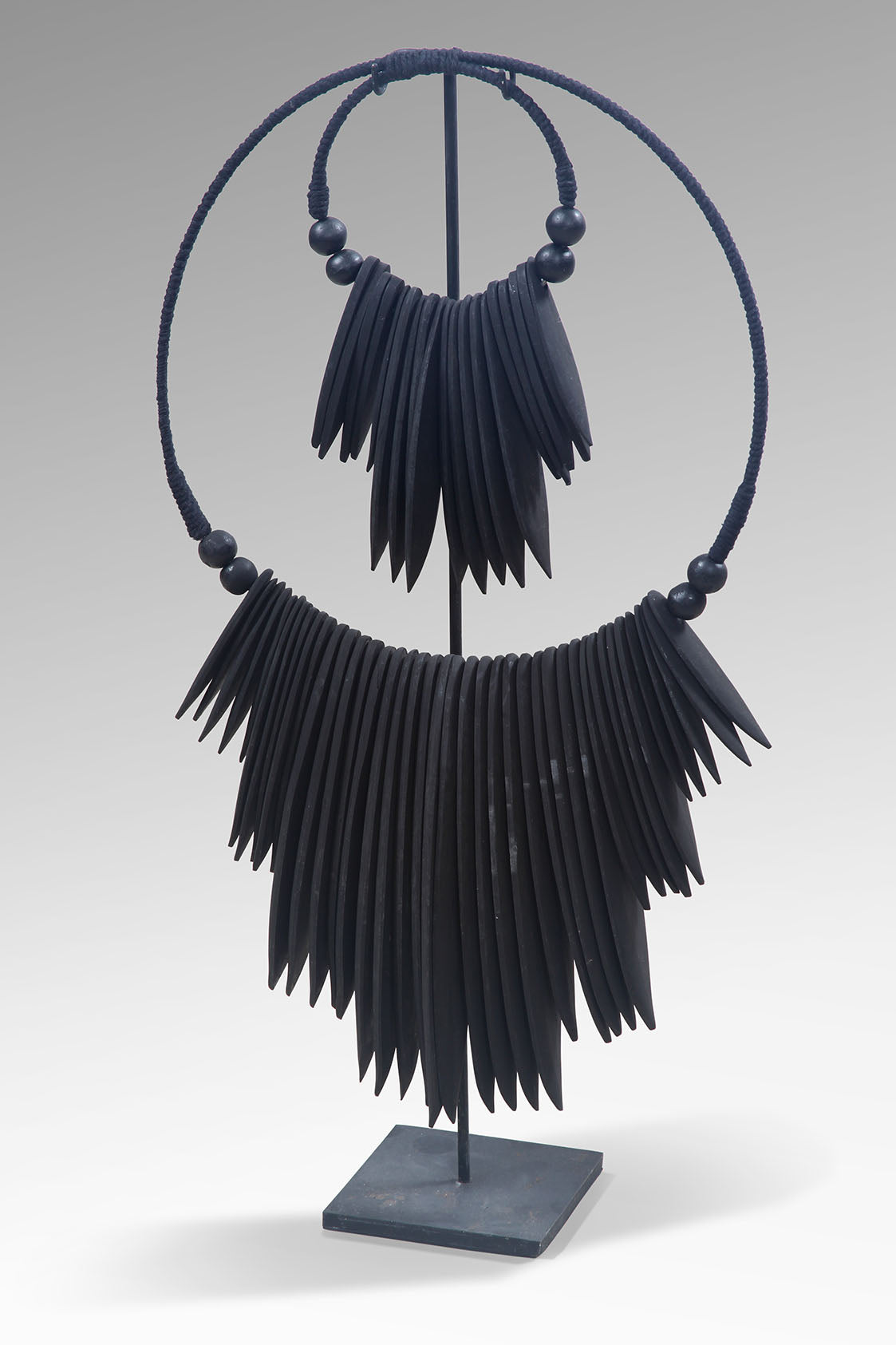 DELAHOYA NECKLACE WITH STAND
