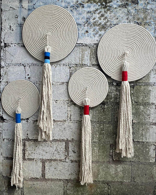 WALL DECOR WITH ROPE AND COLOR TASSEL